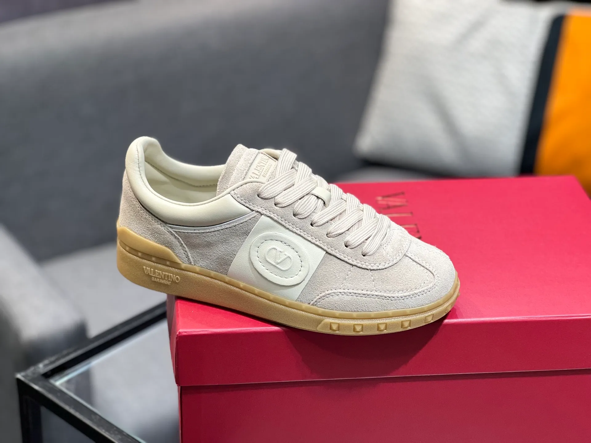 Men's shoes 💰620 👉🌹🌹VALENTINO counter synchronized new low-top casual sports shoes 👍Professional and high-end, perfect replica, first-class quality! 👍All made of original 1:1 materials, exclusive mold opening! 👍High mercerized cowhide fabric 👍TPU outsole, comfortable and wear-resistant, brand injection insole, 👍Full set of high-end counter packaging 👍All details are customized with 1:1 mold, striving for perfection! 👍Couple style female 35-41, male 38-46 (female 41, male 45 46 customized)
